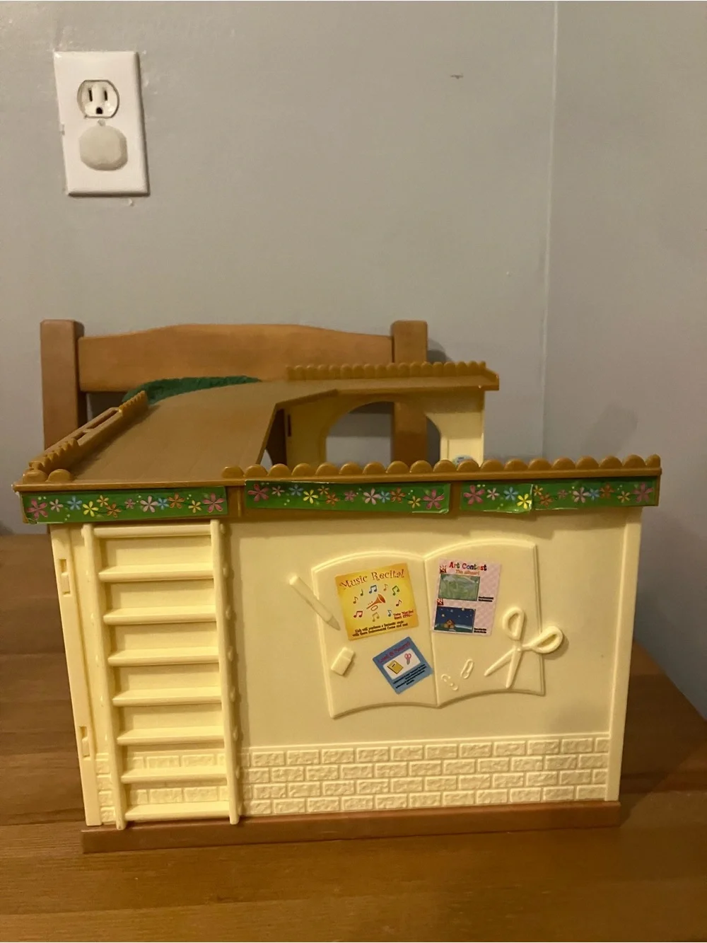 Calico Critters Sylvanian Families Country School Playset and Accessories